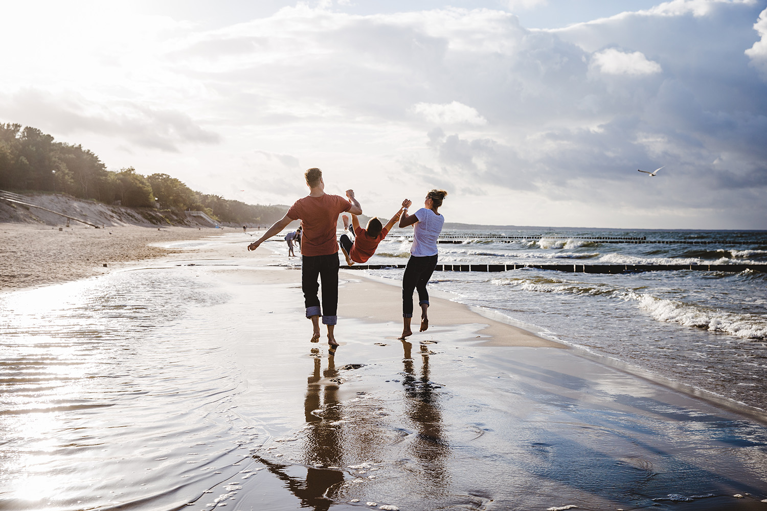 Glückliche Familie am Strand – Familienurlaub Cuxhaven