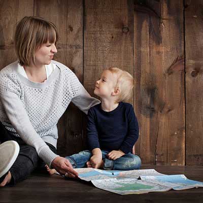 Mutter und Kind planen gemeinsam ihren Familienurlaub